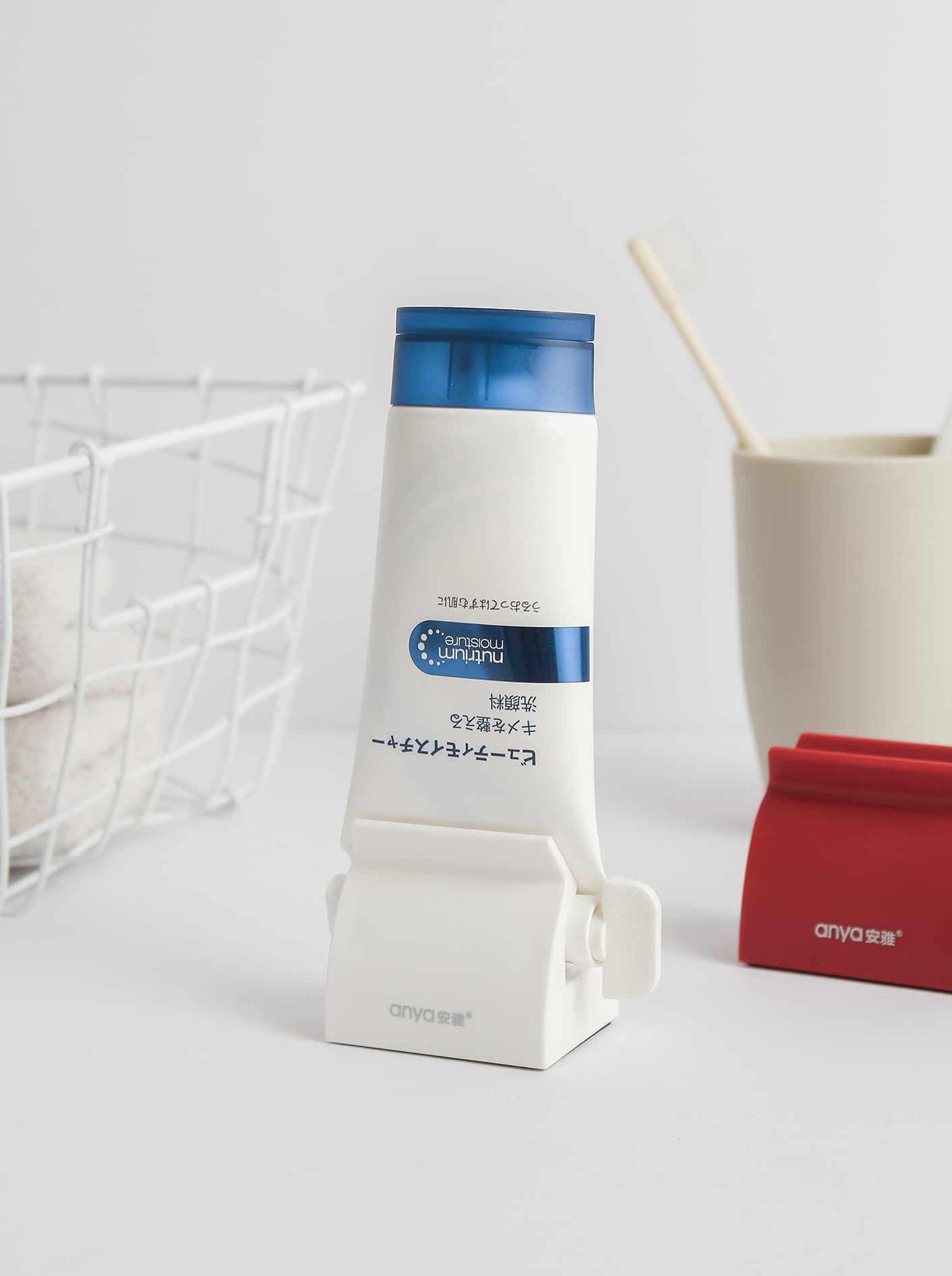Toothpaste squeezer